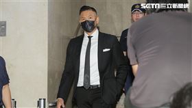 「黑人」陳建州不滿遭藝人大牙控訴性騷提告誹謗，於今16日首度赴北檢說明。（圖／記者楊澍攝影）