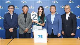 ▲台鋼雄鷹出動「最強外援」安芝儇抽中榜眼籤。（圖／中華職棒大聯盟提供）