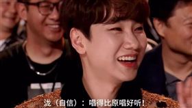 中國《騰訊視頻星光大賞》昨（18）日舉行，不少大咖藝人都盛裝出席親臨現場，不過途中卻出現尷尬的小插曲。當時演員王鶴棣演唱《就讓這大雨全部落下》結束後，台下歌手汪蘇瀧聽完自信狂讚「唱得比原唱（容祖兒）好聽」，隨後放下麥克風表情大變，引來大量粉絲討論。（圖／翻攝自微博）