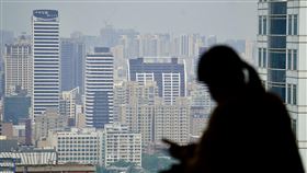 囤房稅2.0修法三讀（2）立法院會19日三讀通過攸關囤房稅2.0的房屋稅條例部分條文修正，未來「非自住」的住家用房屋將採全國歸戶。圖為民眾俯瞰高雄市苓雅區建築景觀。中央社記者董俊志攝  112年12月19日