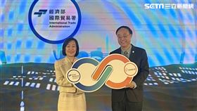 國際貿易署與觀光署今（19）日宣布共同推出「順道觀光」補助方案。左起為國際貿易署長江文若、觀光署長周永暉。（圖／記者王翊綺攝影）
