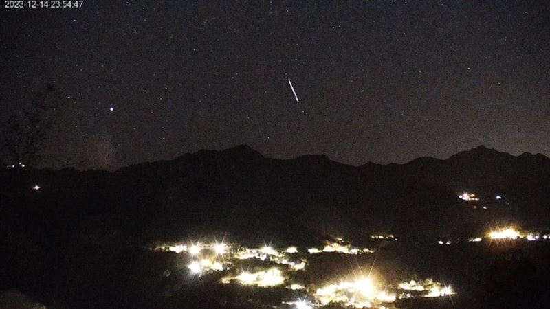 天冷不想出門？雙子座流星雨即時影像看這