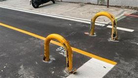 虎頭山步道路中央日前出現2個路障，有騎士不慎撞到慘摔。（圖／翻攝自臉書）