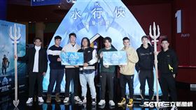 味全龍徐若熙（左起）、陳冠偉、張景淯、吉力吉撈·鞏冠，與游泳國手王星皓，以及職籃PLG新北國王隊球員洪志善、林書緯、球隊經理洪志虎出席電影《水行俠-失落王國》試映會。（圖／記者邱榮吉攝影）