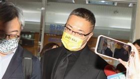 ▲朱學恒一身黑色西裝，由律師陪同出庭。（圖／記者邱榮吉攝）