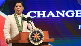 中方指菲律賓承諾拖走南海擱淺軍艦  小馬可仕否認菲律賓總統小馬可仕9日否認有任何協議指菲律賓應該從南海仁愛暗沙移走擱淺的軍艦。圖為小馬可仕7日出席菲律賓陸軍司令交接儀式並致詞。（菲律賓陸軍提供）中央社記者陳妍君馬尼拉傳真  112年8月9日