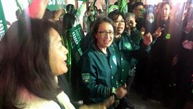 蕭美琴現身嘉市輔選受歡迎民進黨副總統候選人蕭美琴（中）19日晚間現身嘉義市，為黨籍立委參選人王美惠（中後）輔選站台，受到支持者熱烈歡迎。中央社記者黃國芳攝  112年12月19日