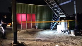 台南鄰居爭執拉扯  坐胸壓制鬧出人命台南市安南區鄭姓男子19日凌晨聽見狗吠聲，發現鄰居蔡姓男子持棍棒打狗，鄭男立刻上前制止，兩人拉扯時，鄭男趁蔡男跌倒直接坐在對方胸口壓制，直到沒了動靜才驚覺鬧出人命。圖為警方獲報到場後在現場拉起封鎖線。（台南市警察局提供）中央社記者張榮祥台南傳真  112年12月19日