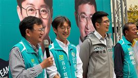 羅廷瑋競選幹部遭指涉及不法  江肇國籲說清楚民進黨台中市立委參選人江肇國（左2）18日指國民黨對手羅廷瑋的競選幹部涉收購鴻海創辦人郭台銘連署書，19日再委託市黨部向檢方遞交證據狀，呼籲羅廷瑋要出面說清楚。（江肇國競總提供）中央社記者郝雪卿傳真  112年12月19日