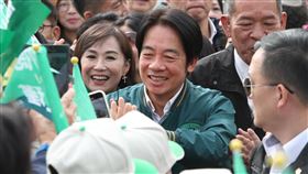 賴清德出席林宜瑾競選總部成立大會（2）民進黨總統候選人賴清德（前中）17日出席黨籍立委參選人林宜瑾（前左）在台南市永康區舉行的競選總部成立大會，到場時向支持者致意。中央社記者楊思瑞攝  112年12月17日