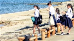 一名吳姓男子去年騎車行經瑞芳濱海公路時，看見廖姓女子在沙灘上全裸拍攝藝術照，他拿起手機偷拍，被發現後不顧女子勸阻隨即離去，甚至還把影片分享給友人，相關畫面外流出現在網路上，廖女因此對吳男提告；基隆地院審理後，吳男被依違反個資法判刑3月，得易科罰金。