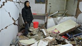 甘肅地震後  居民家破壞嚴重19日，在甘肅省臨夏州積石山縣大河家鎮，居民介紹受災情況。18日深夜，石山縣發生規模6.2地震，震源深度10公里，破壞力強大。（中新社提供）中央社  112年12月19日