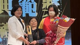 張麗善就職週年  表揚善心賣菜阿嬤陳樹菊雲林縣政府19日舉辦2023縣長連任週年暨榮耀雲林典範獎頒獎典禮活動，縣長張麗善（左）表揚善心賣菜阿嬤陳樹菊（中）等8名榮耀雲林典範名人，感謝他們在各領域的貢獻。中央社記者姜宜菁攝  112年12月19日