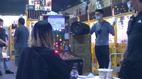 台中娃娃機夾「盒子」可換錢，警識破賭博玄機，擲骰子換現金，查扣47台載滿3卡車(圖／翻攝畫面)