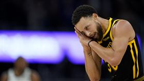 ▲柯瑞（Stephen Curry）比出招牌「晚安」手勢。（圖／美聯社／達志影像）