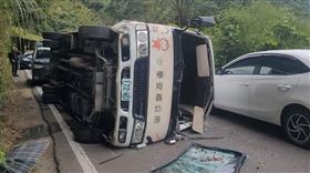 苗栗泰安鄉公所巴士撞山壁翻覆，4人送醫，運將疑吃感冒藥釀禍(圖／翻攝畫面)