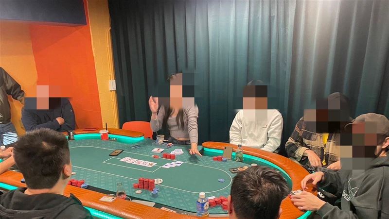 辣荷官低胸小蠻腰！誘惑男客報到搏手氣