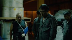 戴立忍在《明天比昨天長久》飾演消毒除蟲工人。（圖／飛望影像有限公司提供）