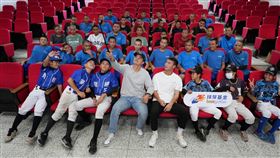 何恆佑與林佳緯和得獎小球員自拍。（圖／球芽基金會提供）