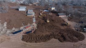 救援機械和人員在青海省海東市民和回族土族自治縣中川鄉金田村清理地震引發的砂湧。（圖／翻攝自新華社）