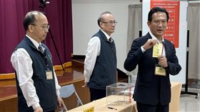 台南立委選舉號次抽籤台南市選舉委員會20日舉行第11屆區域立法委員選舉號次抽籤，共6個選區、19名參選人。圖為爭取連任的民進黨立委林俊憲（右）抽中2號。中央社記者張榮祥台南攝  112年12月20日