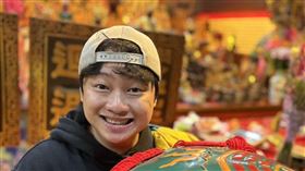 搖滾宮主賴銘偉近來忙著為民眾解籤明年運勢。（圖／17LIVE提供）