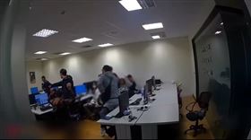 刑事局偵破內湖賭博機房，帶回盧姓男子等29人。（圖／翻攝畫面）