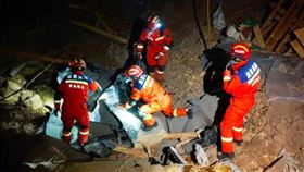 甘肅6.2地震「1小時餘震32次」 周邊平房倒塌傳多人受困（圖／翻攝自微博）