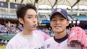 ▲曹佑寧今年曾受富邦悍將邀請賽，與昔日同窗好友李宗賢合影。（資料圖／翻攝自曹佑寧個人臉書粉絲專頁）