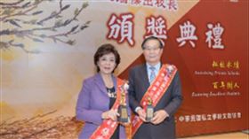 淡江大學董事長張家宜（左）與校長葛煥昭（右）於頒獎典禮後合影。（攝影／淡江大學揭維恆）
