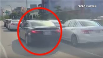 獨／停車格反收紅單！駕駛被檢舉併排臨停