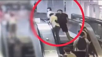 他搭手扶梯求靠左讓道！遭酸1句話爆衝突