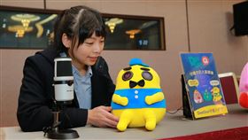 工研院開發出「尬聊機器人」，利用生成式AI結合情緒模組，整合外觀介面及串接高齡照護用的專業資料庫，讓機器人與長者可以「有溫度的尬聊互動」，降低老年社交孤獨帶來的認知衰退風險。（圖／工研院提供）