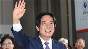 總統選舉首場政見會  賴清德出席（2）第16任總統副總統選舉候選人電視政見發表會首場在民視舉行，民進黨籍總統候選人賴清德（前中）20日晚間抵達現場，揮手致意。中央社記者吳家昇攝  112年12月20日
