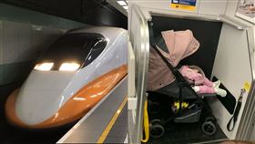 高鐵車廂內「大型行李放置區」，一輛娃娃車沒經過收納完整攤開在內，還有一名嬰兒乘坐在內。（圖／資料照、翻攝自Dcard）