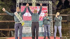 鄭運鵬龜山辦說明會  蘇貞昌現身站台助選民進黨桃園市立委參選人鄭運鵬（左）20日在龜山區舉辦說明會，前行政院長蘇貞昌（左2）現身站台助選，指鄭運鵬當年常纏著他爭取桃園建設預算，提議的TPASS通勤月票也順利推行，呼籲鄉親應支持優質立委續留立院。（賴清德桃園市競選辦公室提供）中央社記者葉臻傳真  112年12月20日