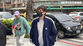 炎亞綸在友人陪同下步入法院，全程不發一語。（圖／記者楊忠翰攝影）