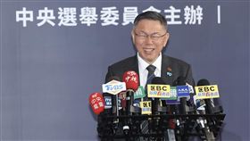 柯文哲：我是選中華民國總統民進黨總統候選人賴清德20日在電視政見發表會中提到，在中國眼中，參選總統的3名候選人通通都是台獨。對此，民眾黨候選人柯文哲（圖）會後受訪表示，他們是選中華民國總統，又不是選台灣國總統，賴清德說他們3個台獨，應該要問賴清德「你現在是在選台灣共和國的總統？」柯文哲也強調，他是選中華民國總統。中央社記者吳家昇攝  112年12月20日