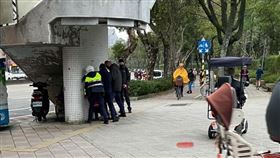 國民黨立委參選人羅智強拜票遇見隨機刺人。（圖／羅智強提供）