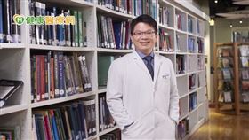 衛生福利部桃園醫院胸腔內科邱昱棋醫師指出，第二代ALK抑制劑改善了對腦轉移的保護，且疾病無惡化存活期可達34.8個月，在亞洲族群更可拉長至41.6個月，5年存活率突破6成6，治療成效振奮人心。