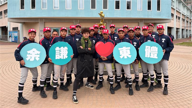 余謙現身替母校加油　還送學弟們風衣外套
