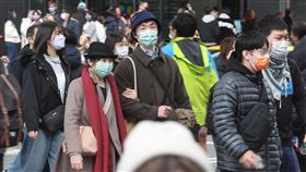 大年初四寒流北部低溫探12度中央氣象局25日發布低溫特報，受到寒流影響，25日至26日北部及東北部天氣非常寒冷，其他地區早晚非常寒冷，有攝氏10度以下氣溫發生。圖為台北市信義區百貨公司周邊逛街人潮，民眾全身包緊緊禦寒。中央社記者張新偉攝  112年1月25日