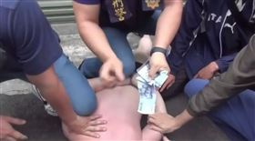 交友軟體「BAND」拉群組販毒，只賣熟客，吳姓藥頭只穿內褲交易販毒，當場被逮（圖／翻攝畫面）