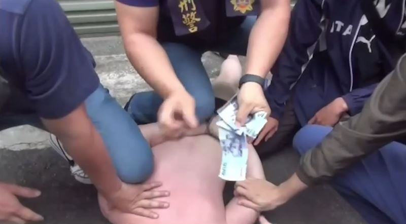 交友軟體傳暗語　毒販穿內褲交易當街被逮