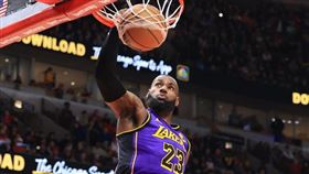 詹姆斯繳出25分10籃板9助攻的準大三元成績。（圖／翻攝自湖人隊官網X）