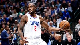 ▲「可愛」雷納德（Kawhi Leonard）轉身加歐洲步上籃，隊友在場邊樂歪。（圖／路透社／達志影像）