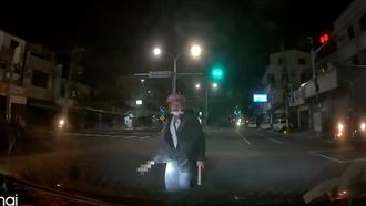 被叭一聲暴怒！彰化男發狂持刀追砍轎車