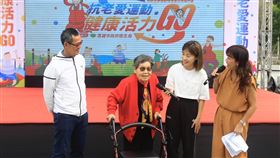 戴資穎阿嬤擔任代言人  展現運動好基因台灣羽球一姐戴資穎的阿嬤、高齡92歲的戴杜秀蓮（左2）受邀拍攝高雄市衛生局的體健設施操作教學影片，出席活動時看得出來依舊相當靈活。（高雄市衛生局提供）中央社記者黎建忠傳真  112年12月21日