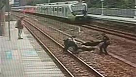 苗栗竹南台鐵崎頂站男子跳軌，4人抬上月台。（圖／民眾提供）
