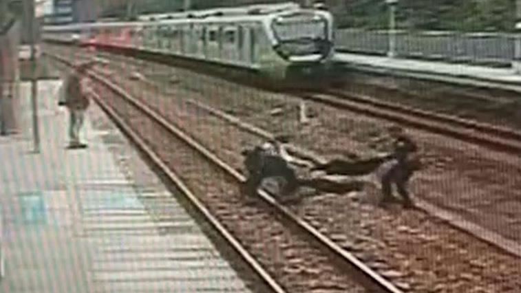 苗栗失戀男月台跳軌　警民合力抬上月台